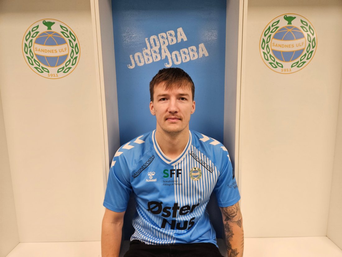 Axel Kryger på plass i sin nye garderobe.