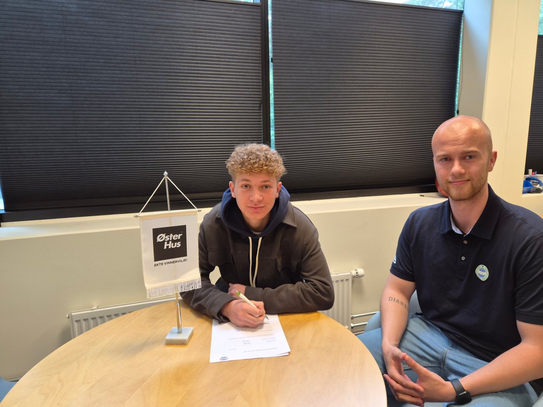 Filip Våge og utviklingsleder Anton Sundberg signerer kontrakten.