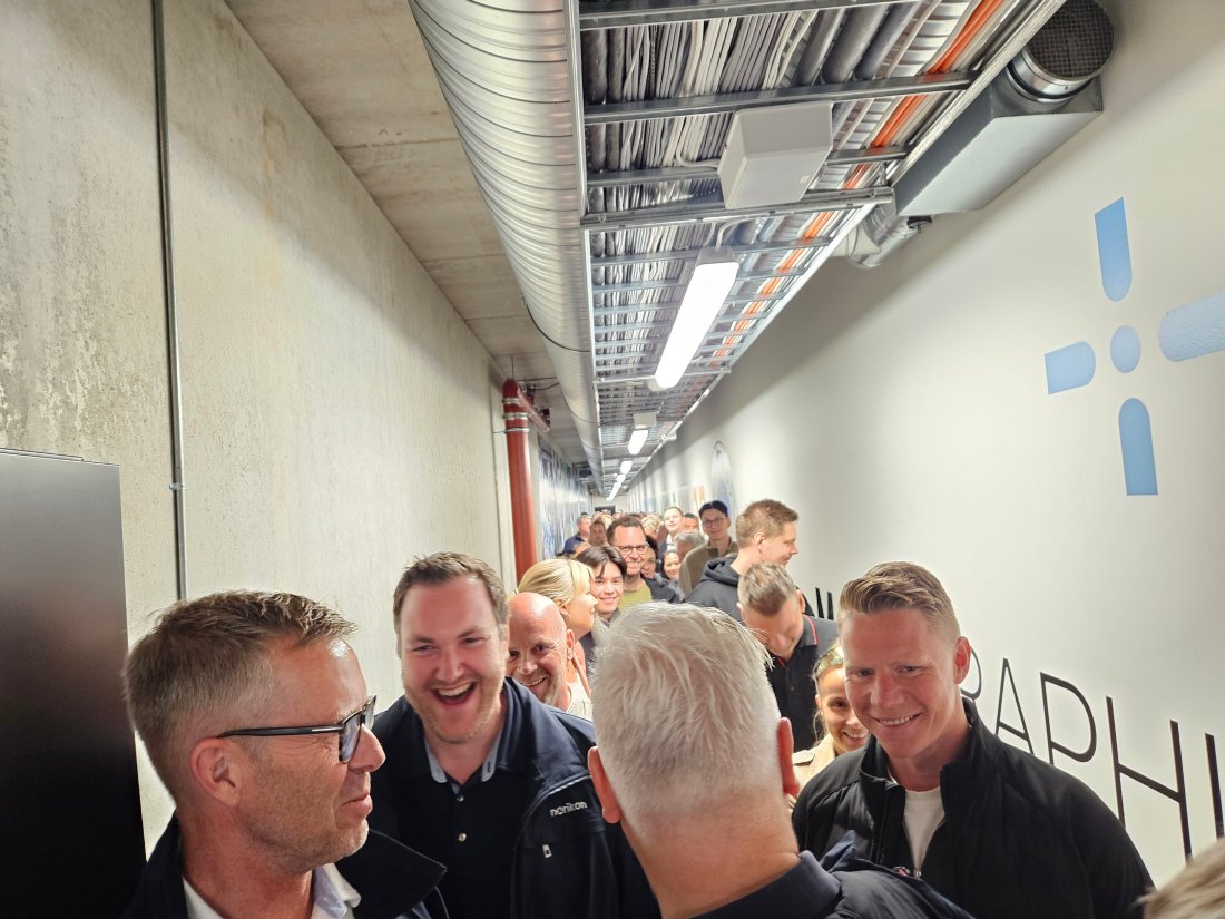 Aldri før har det vel vært samlet så mange i en spillertunnel? Topp stemning mens samarbeidspartnerne ventet på at Champions League hymnen skulle starte...