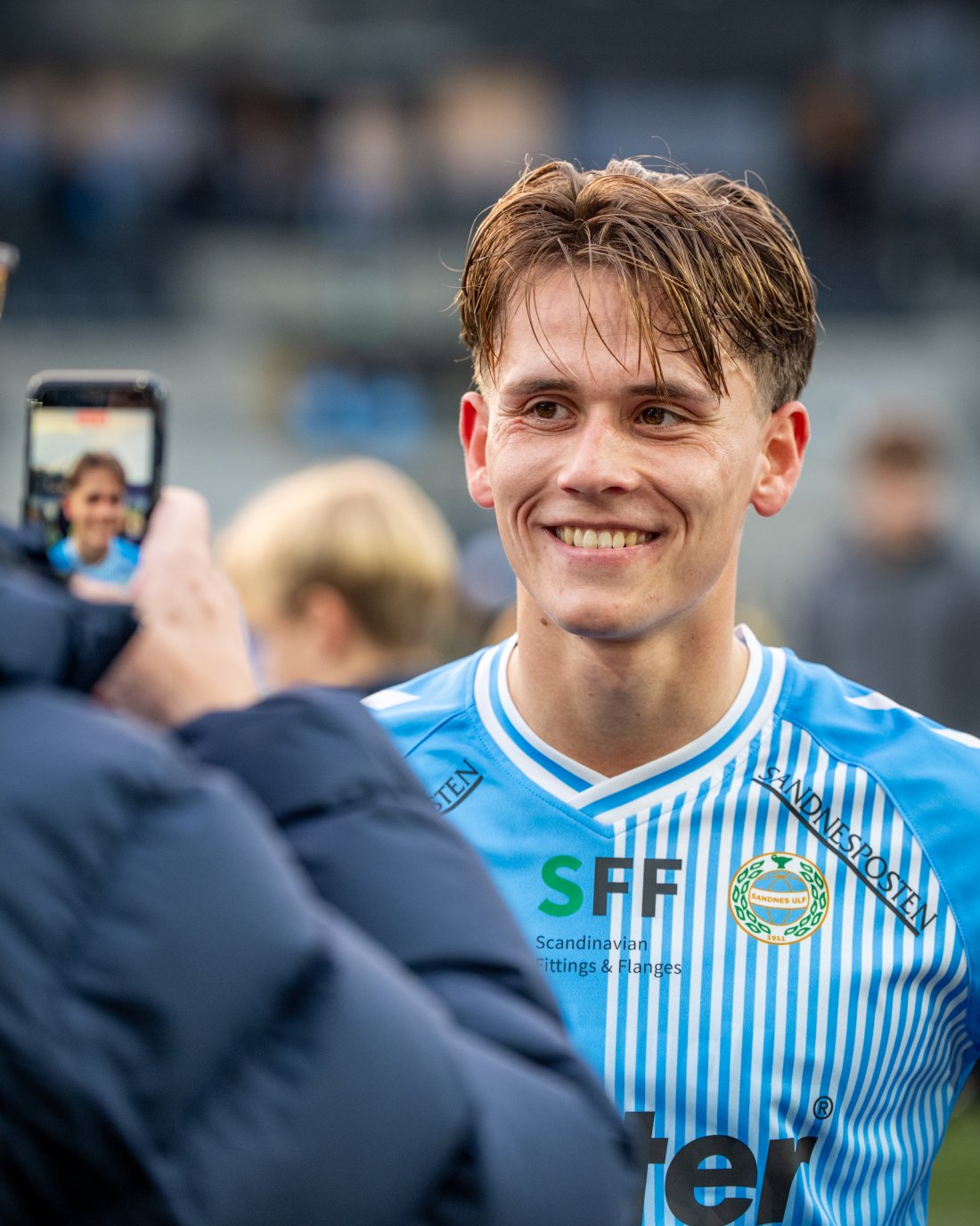 Kevin Nilsen Pereira gliste bredt til klubbjournalisten Svein Westlye etter opprykkskampen mot Arendal. (Foto: Nanco Hoogstad)