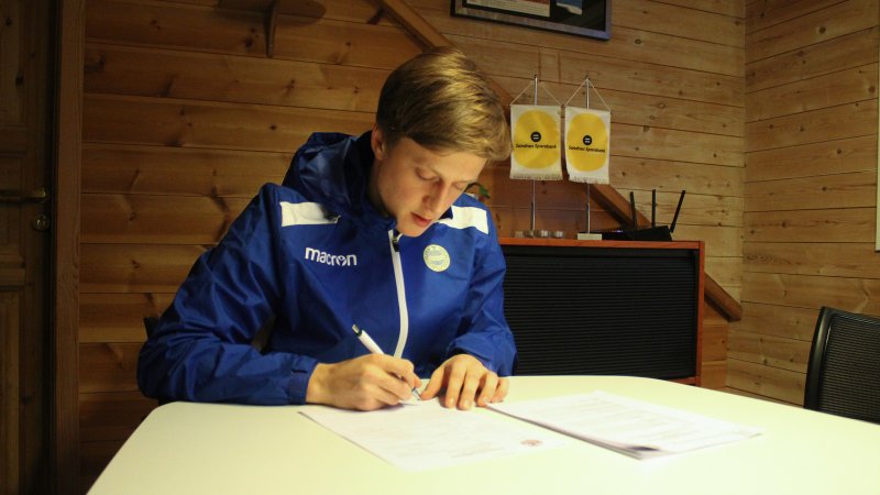 Kleppa signerer under 2-årskontrakten. Foto: Morten Wiik Larsen.