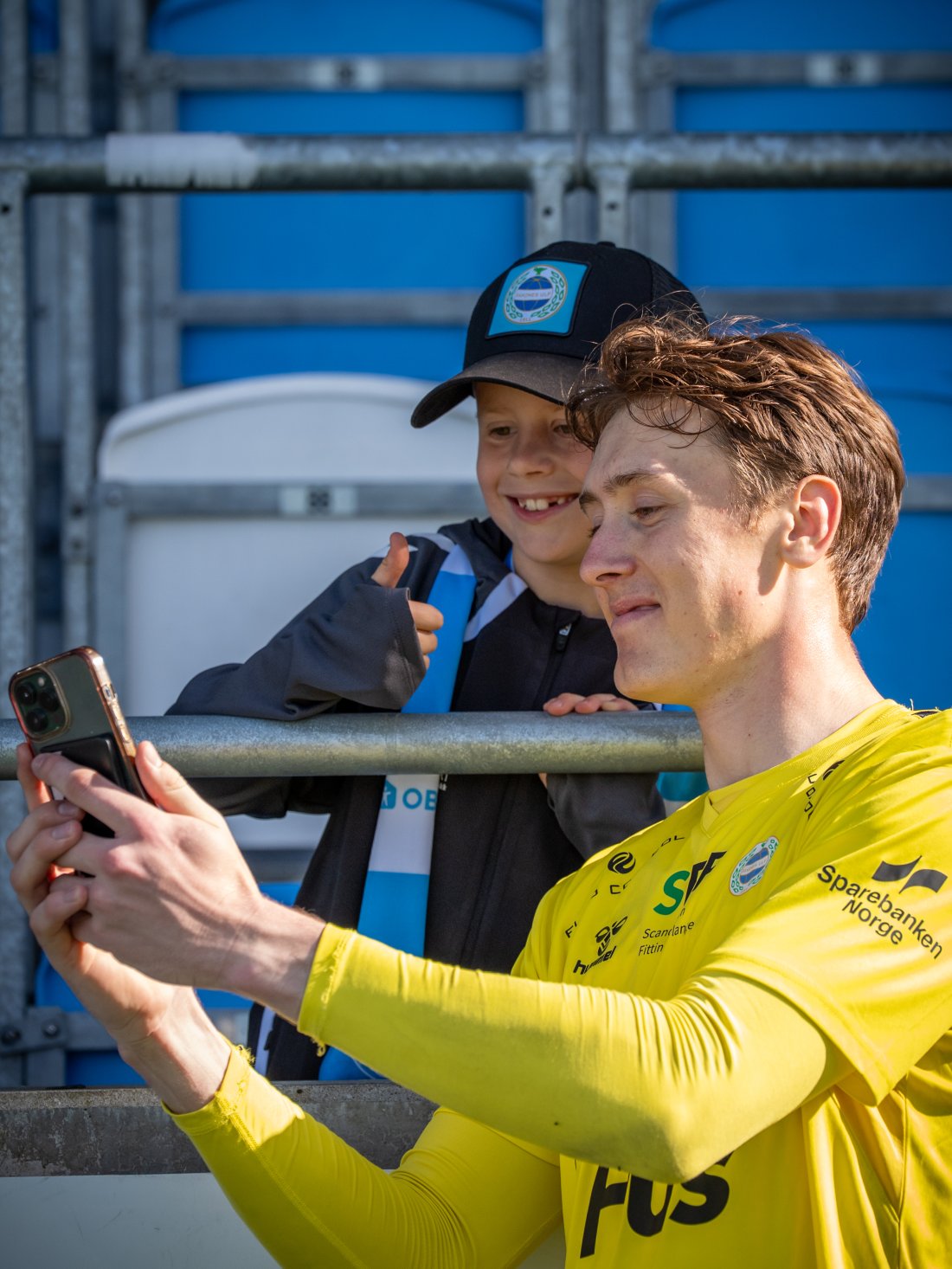 Tord Flolid tar en selfie med en supporter etter seieren mot Strømmen. (Foto: Nanco Hoogstad)