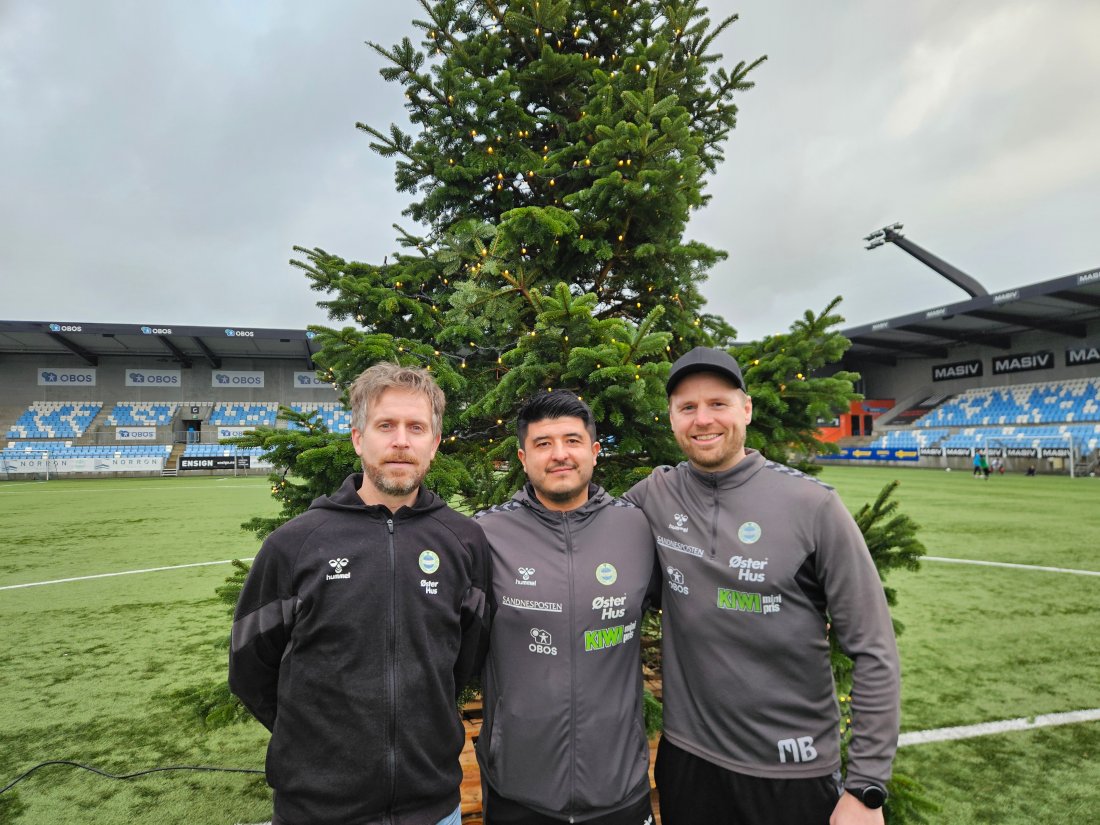 Aleksander Midtsian (t.v), Arturo Cleveland (i midten) og Michael Bekke (t.h) foran juletreet på Øster Hus Arena