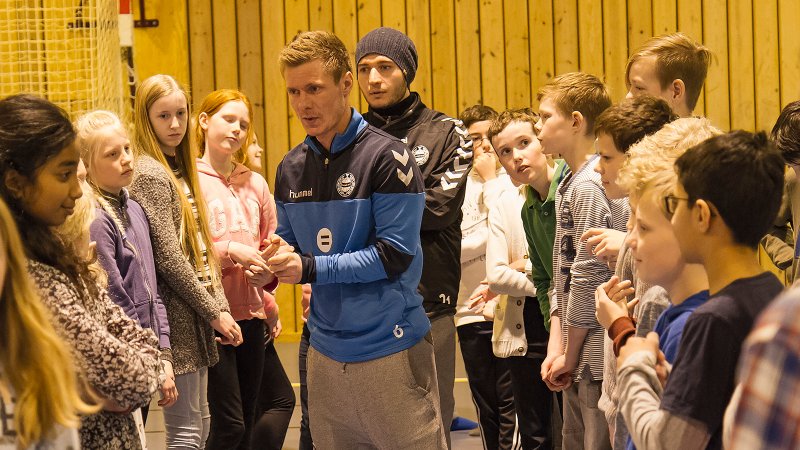 Trond Erik Bertelsen og Anel Raskaj på skolebesøk i 2016.