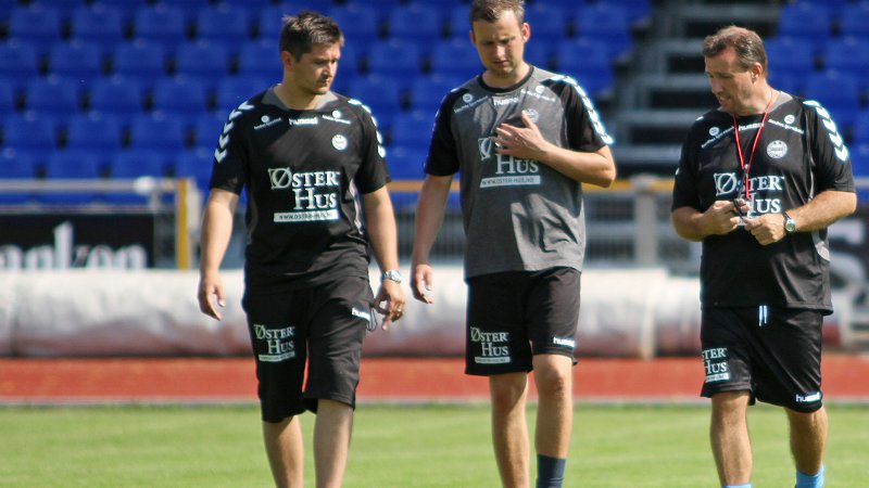 Løland (til venstre) var med i trenerteamet rundt A-laget under Tom Nordlies tid i klubben høstsesongen 2014.