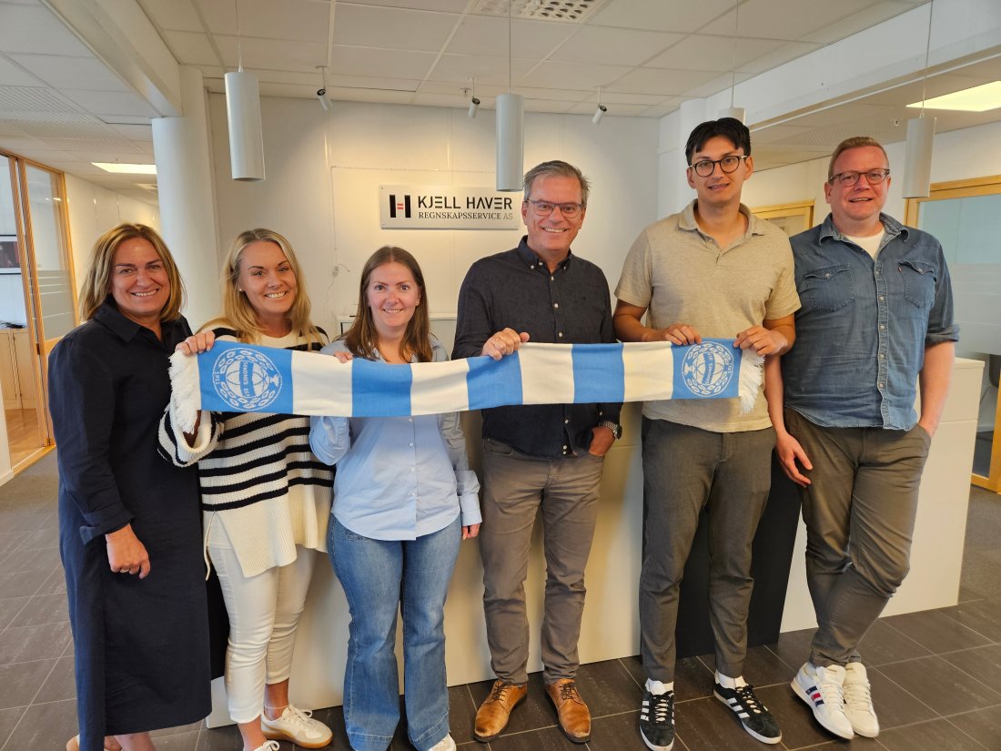 Det var flere medarbeidere som løpte ned trappene for å stille opp til bildet når Kjell Haver Regnskapsservice kunngjorde at de blir offisiell samarbeidspartner med Sandnes Ulf.