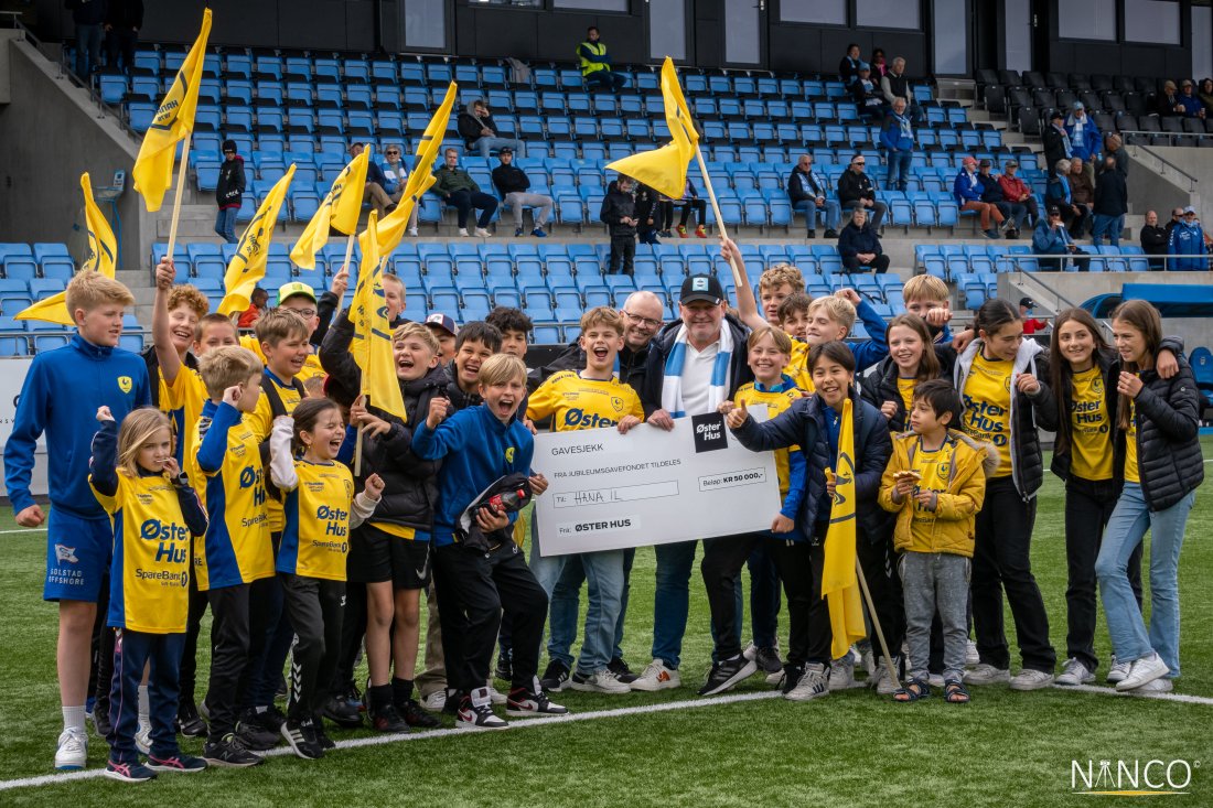 Njål og Cato Østerhus på fjorårets jubileumskamp hvor Øster Hus delte ut 50 000 kr til Hana IL. (Foto: Nanco Hoogstad)