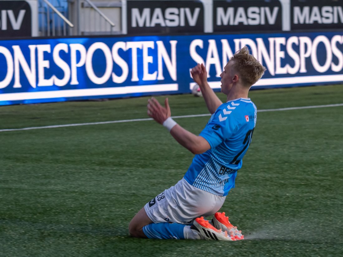 Bertelsen feirer etter å ha satt inn 2-0 målet mot Raufoss i fjor vår. (Foto: Nanco Hoogstad)