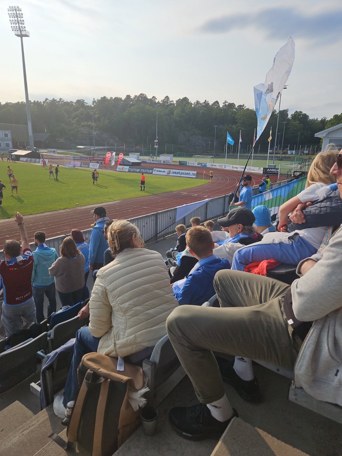 Godt oppmøte fra de lyseblå i Grimstad!