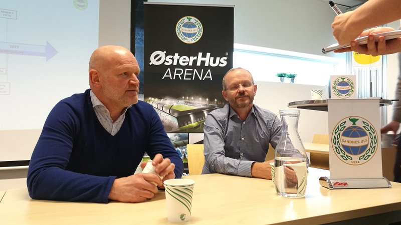 Njål Østerhus (til venstre) og Cato Østerhus (til høyre) under fredagens pressekonferanse.