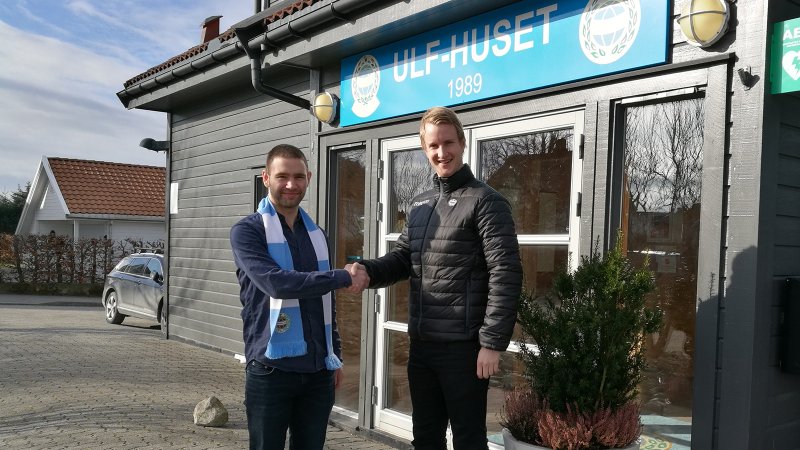 Radio Sandnes er også nye samarbeidspartnere inn i 2018. Her er Vetle Høivik sammen med Morten Wiik Larsen hos Sandnes Ulf.