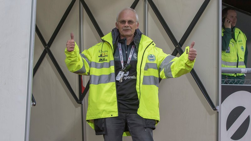 Det er mye godt humør i kulissene på Sandnes Ulfs hjemmekamper. Her er frivillig Jan Kåre Horpestad.