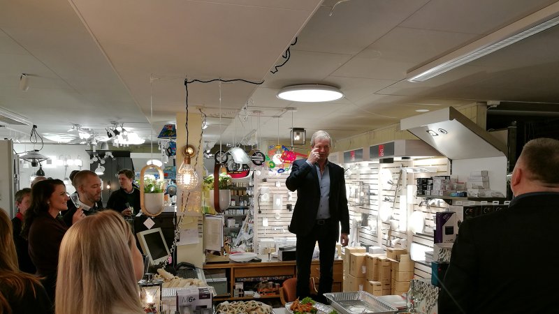 Rein Strømsvold i Carlsens Elektro inviterte samarbeidspartnerne til klubben til butikken i fjor. 
