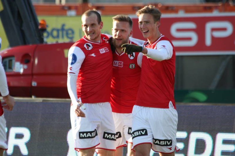 Skartun (i midten) feirer en av sine 43 seriemål for Bryne. Foto: brynefk.no.