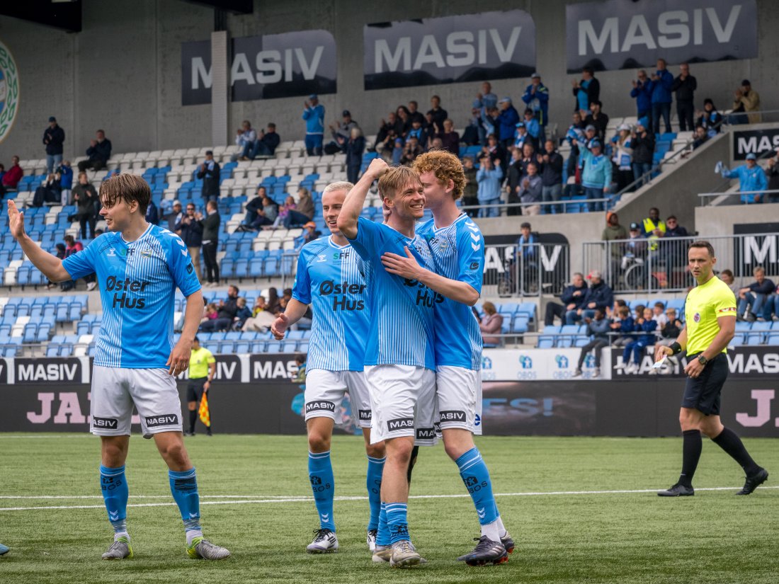 Ådne Bruseth feirer 4-1 scoringen sin med Teodor Håland, Erik Berland og Ole Sebastian Sundgot. (Foto: Nanco Hoogstad)