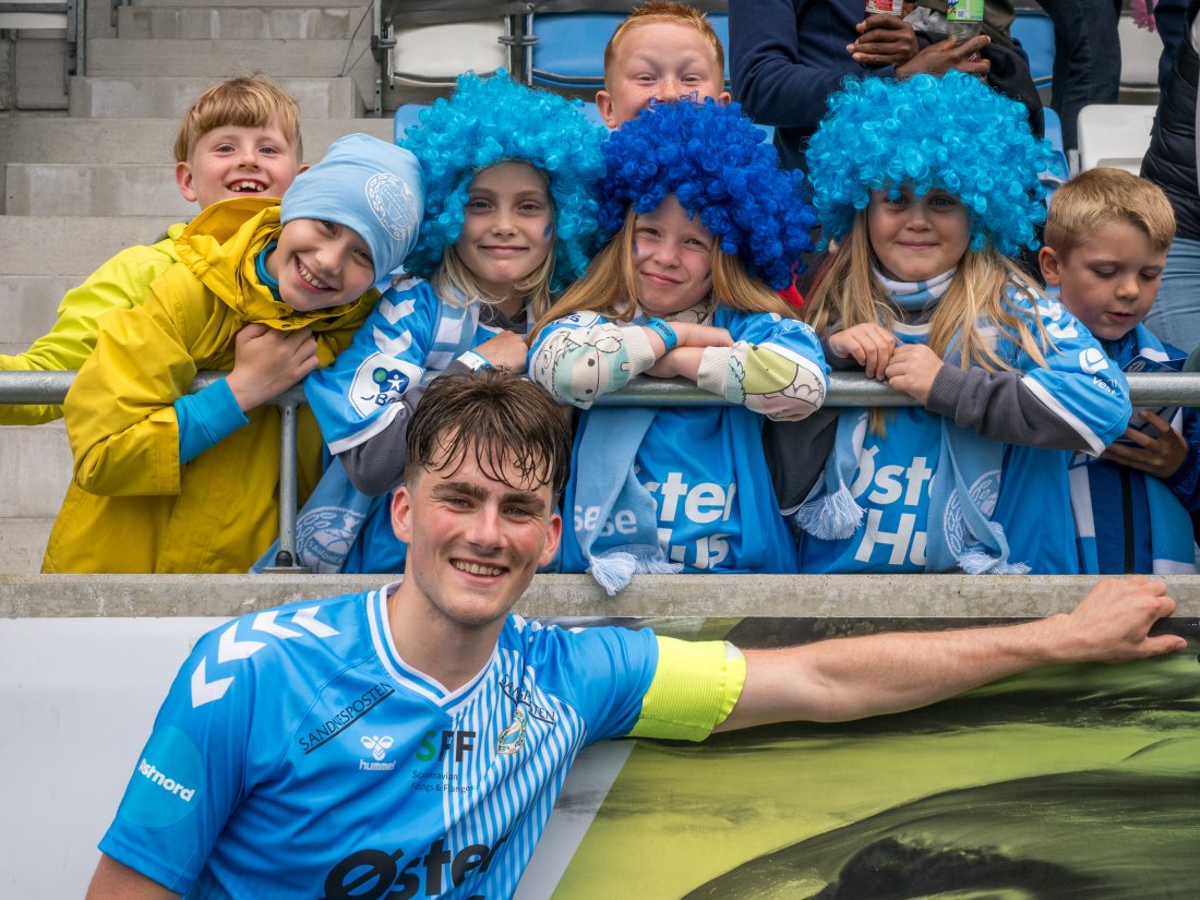 Kaptein Gullbrandur Øregaard feirer med våre herlige lyseblå supportere etter kampslutt. (Foto: Nanco Hoogstad)