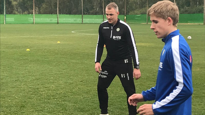 Juniorspilleren Jo Stålesen er med de lyseblå på treningsleir for første gang. Her sammen med hovedtrener Bengt Sæternes.
