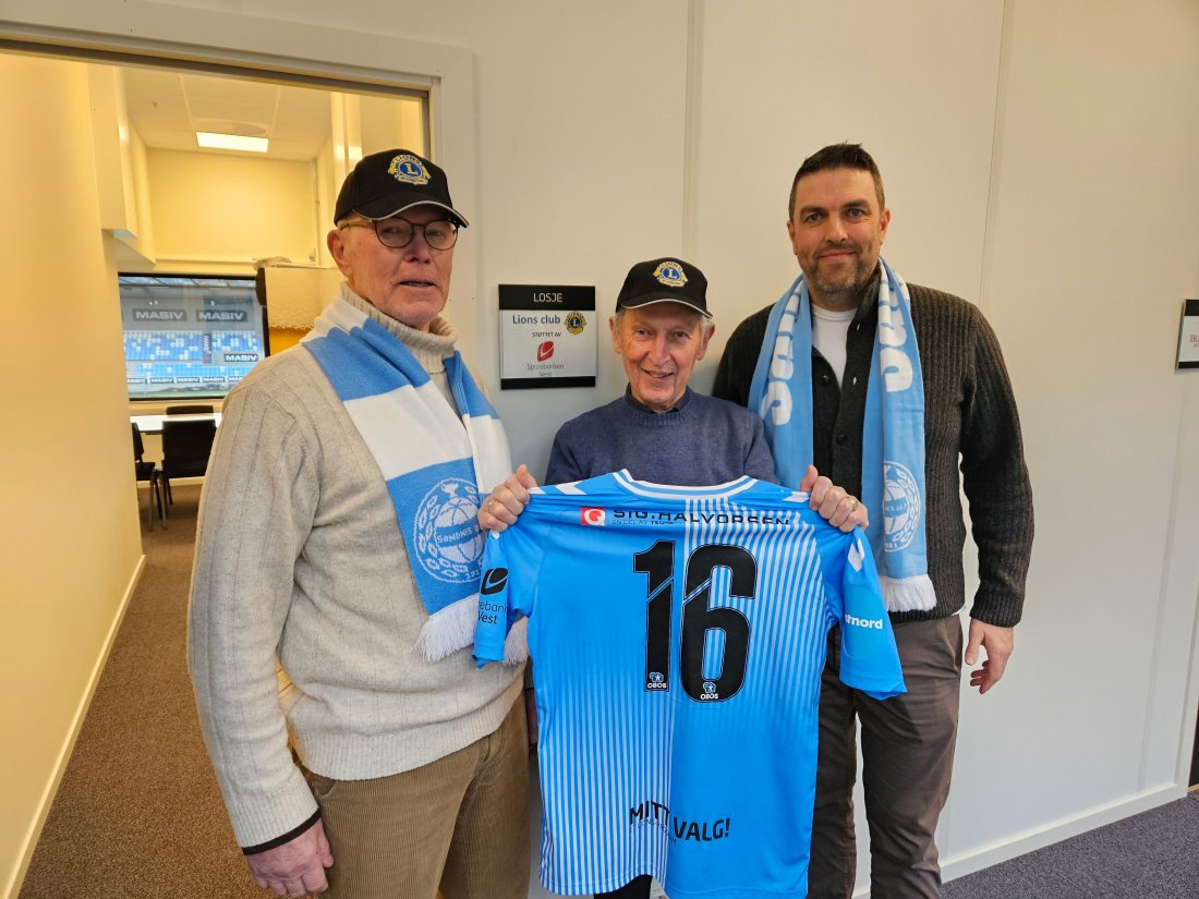 Ingvar Waage t.v, Kjell Huseby i midten og Eirik Haver t.h utenfor VIP-losjen til Lions.