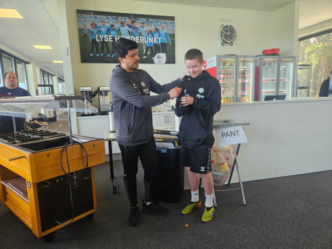 Nataniel får en pep talk av trener Arturo Cleveland før utfordringen