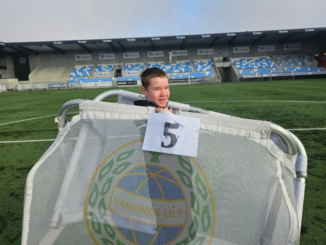 Nataniel viser hvor målet skal stå..