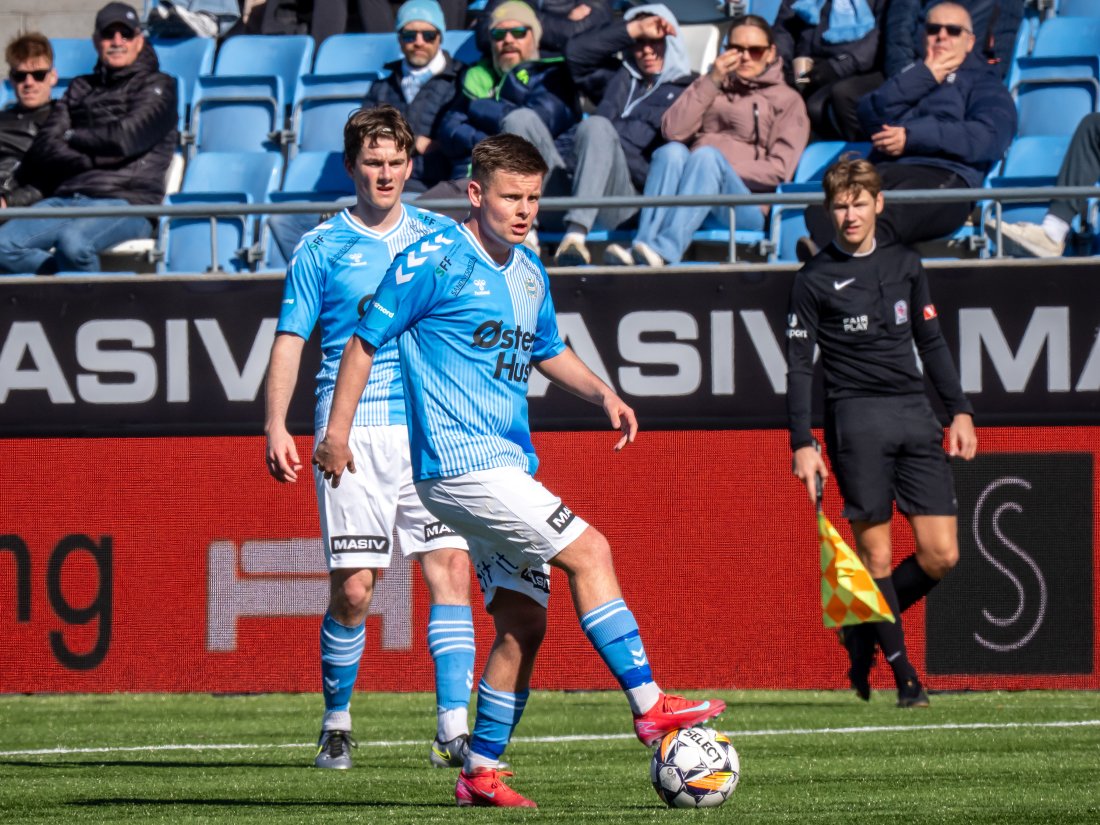 Sander Saugestad kontroller spillet. Øregaard bivåner det hele. (Foto: Nanco Hoogstad)