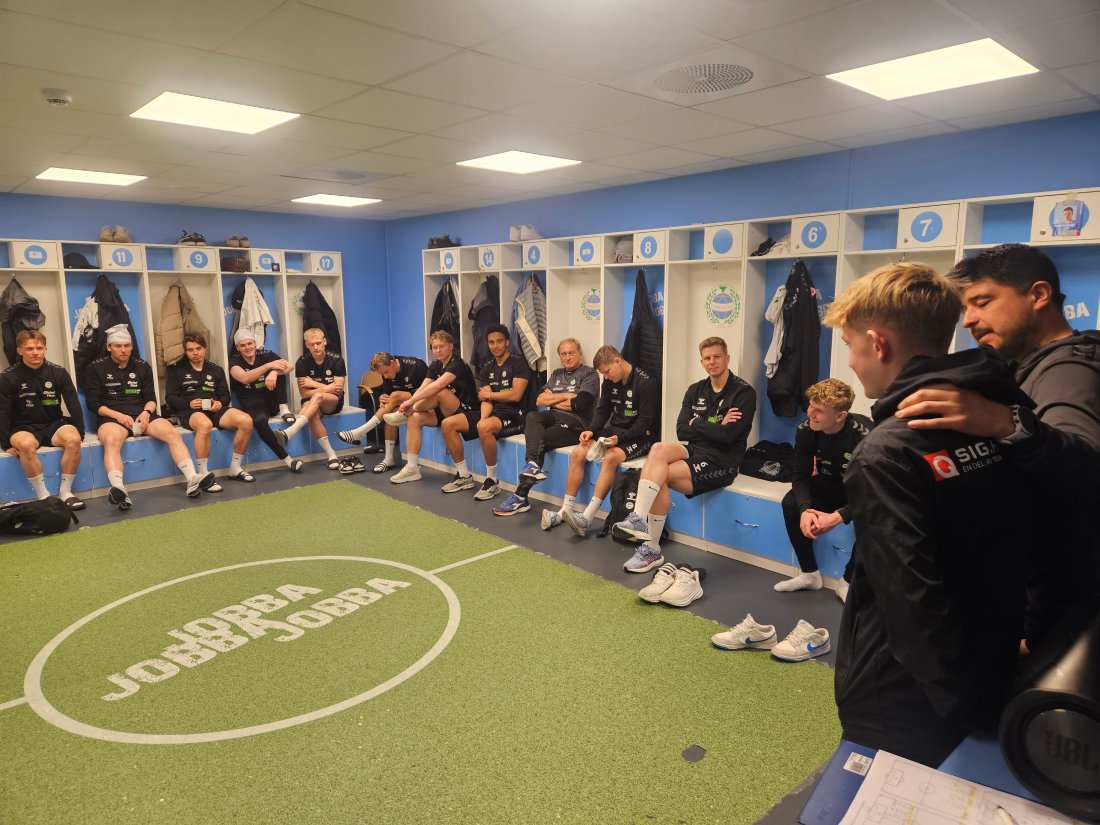 Ole presenterer seg foran spillergruppen tidlig i uken