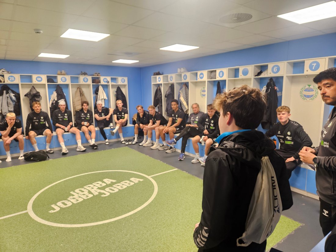 Brage presenterer seg foran spillergruppen.