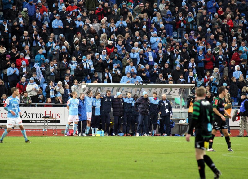 Spillerne gjør seg klar til å feire 6-0-seieren.